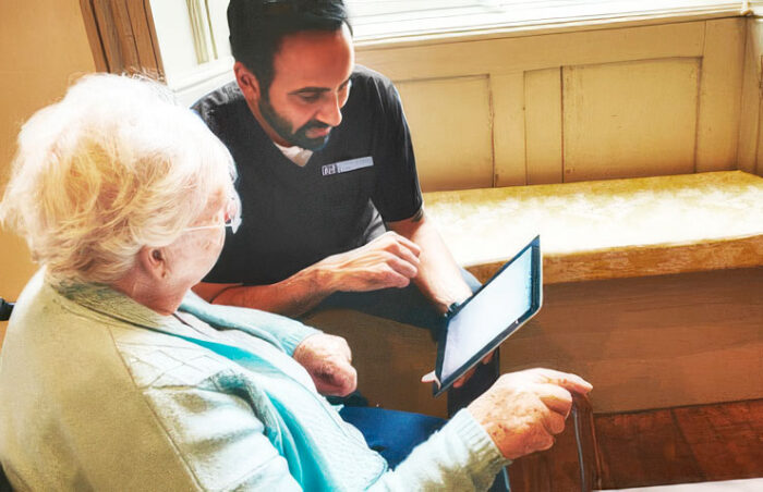 Carer-with-iPad-and-old-lady How does care work? Home Care in Leighton Buzzard. Care in Oxford. Care in Kings Langley.