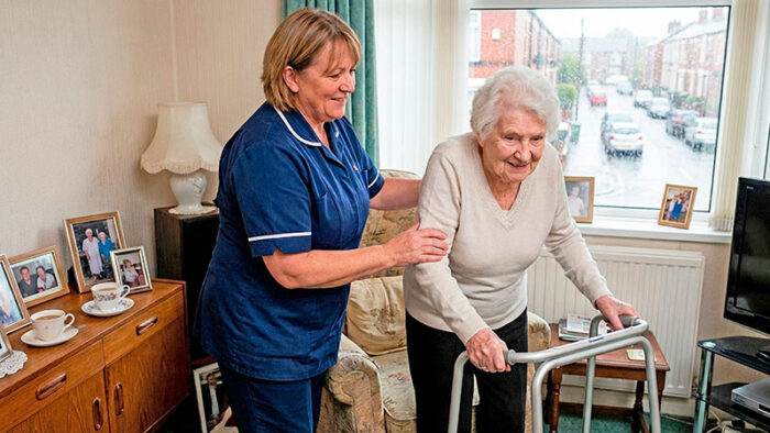 A carer in Oxford helping an elderly lady. The benefits of home care in Oxford, Leighton Buzzard and Kings Langley