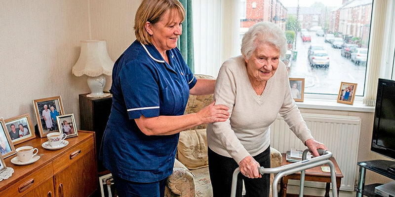 Is home care better than living in a care home? A carer in Oxford helping an elderly lady. The benefits of home care in Oxford, Leighton Buzzard and Kings Langley